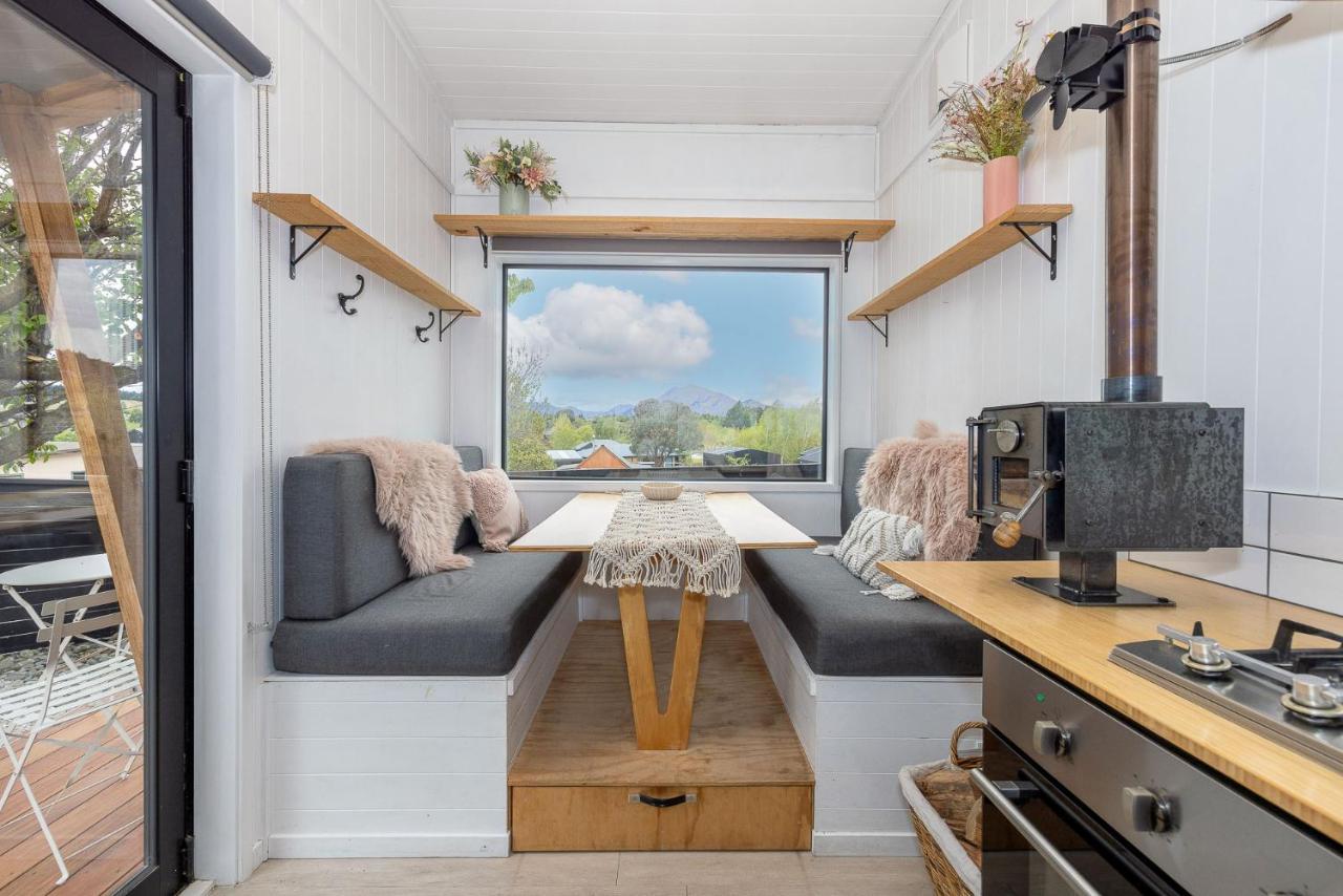 Apartamento Tiny House With Mountain Views, Indoor And Outdoor Fire, Private Courtyard Garden Wanaka Exterior foto