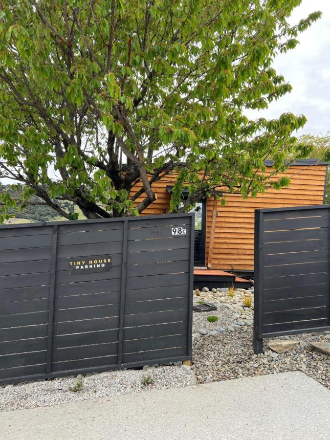 Apartamento Tiny House With Mountain Views, Indoor And Outdoor Fire, Private Courtyard Garden Wanaka Exterior foto