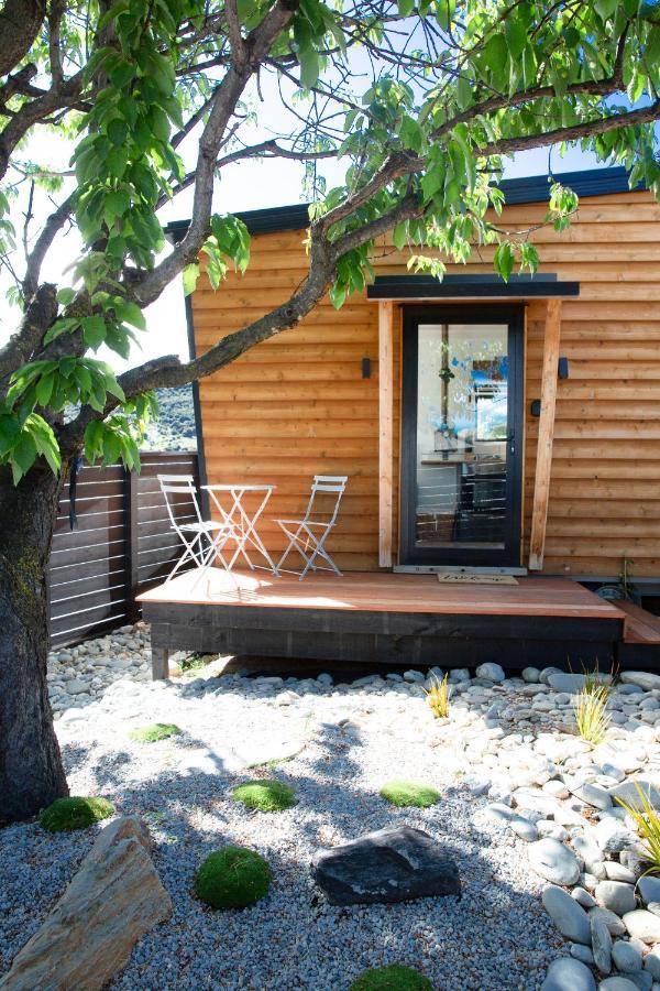 Apartamento Tiny House With Mountain Views, Indoor And Outdoor Fire, Private Courtyard Garden Wanaka Exterior foto