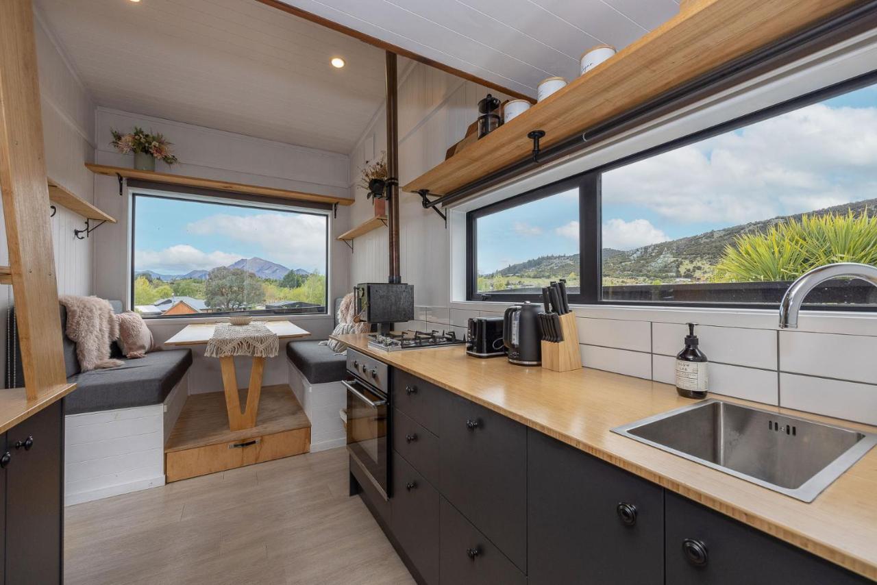 Apartamento Tiny House With Mountain Views, Indoor And Outdoor Fire, Private Courtyard Garden Wanaka Exterior foto
