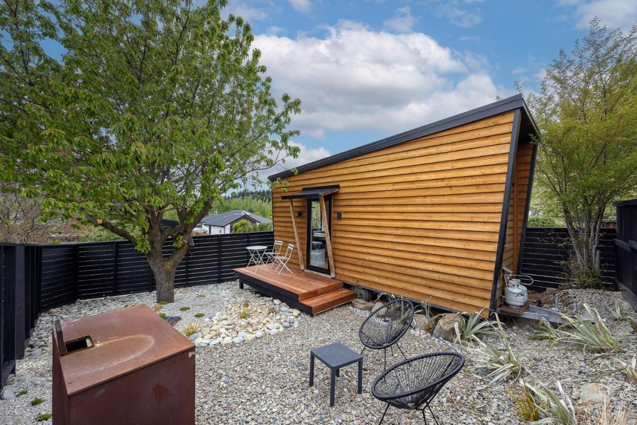 Apartamento Tiny House With Mountain Views, Indoor And Outdoor Fire, Private Courtyard Garden Wanaka Exterior foto
