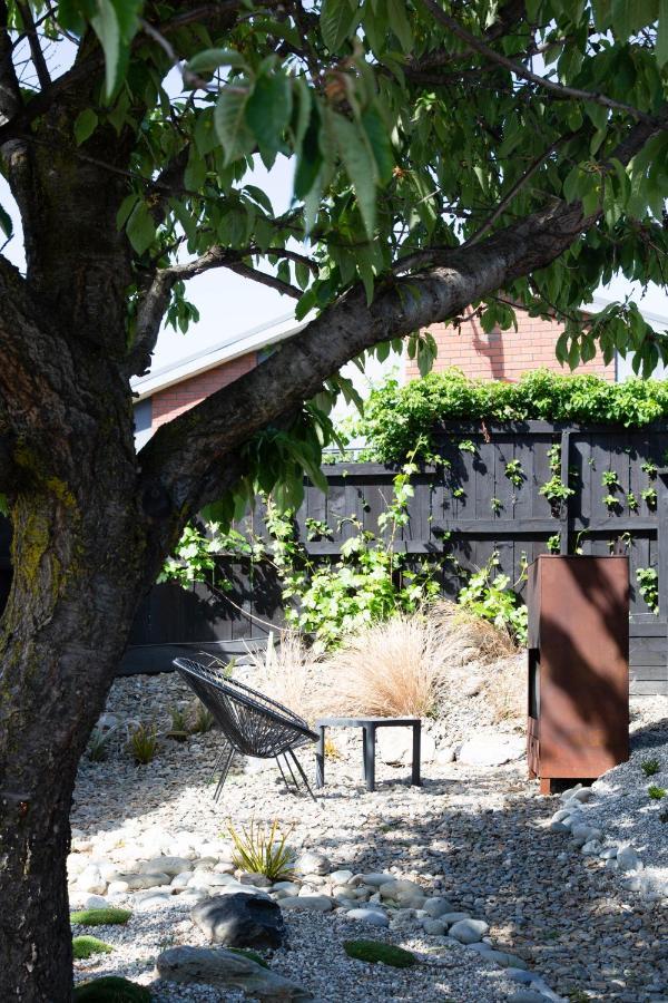 Apartamento Tiny House With Mountain Views, Indoor And Outdoor Fire, Private Courtyard Garden Wanaka Exterior foto