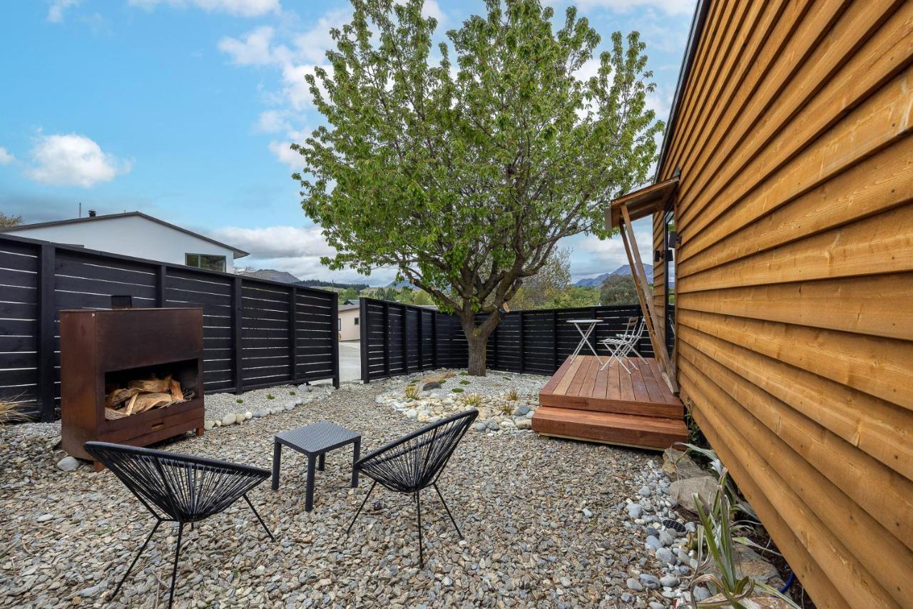 Apartamento Tiny House With Mountain Views, Indoor And Outdoor Fire, Private Courtyard Garden Wanaka Exterior foto