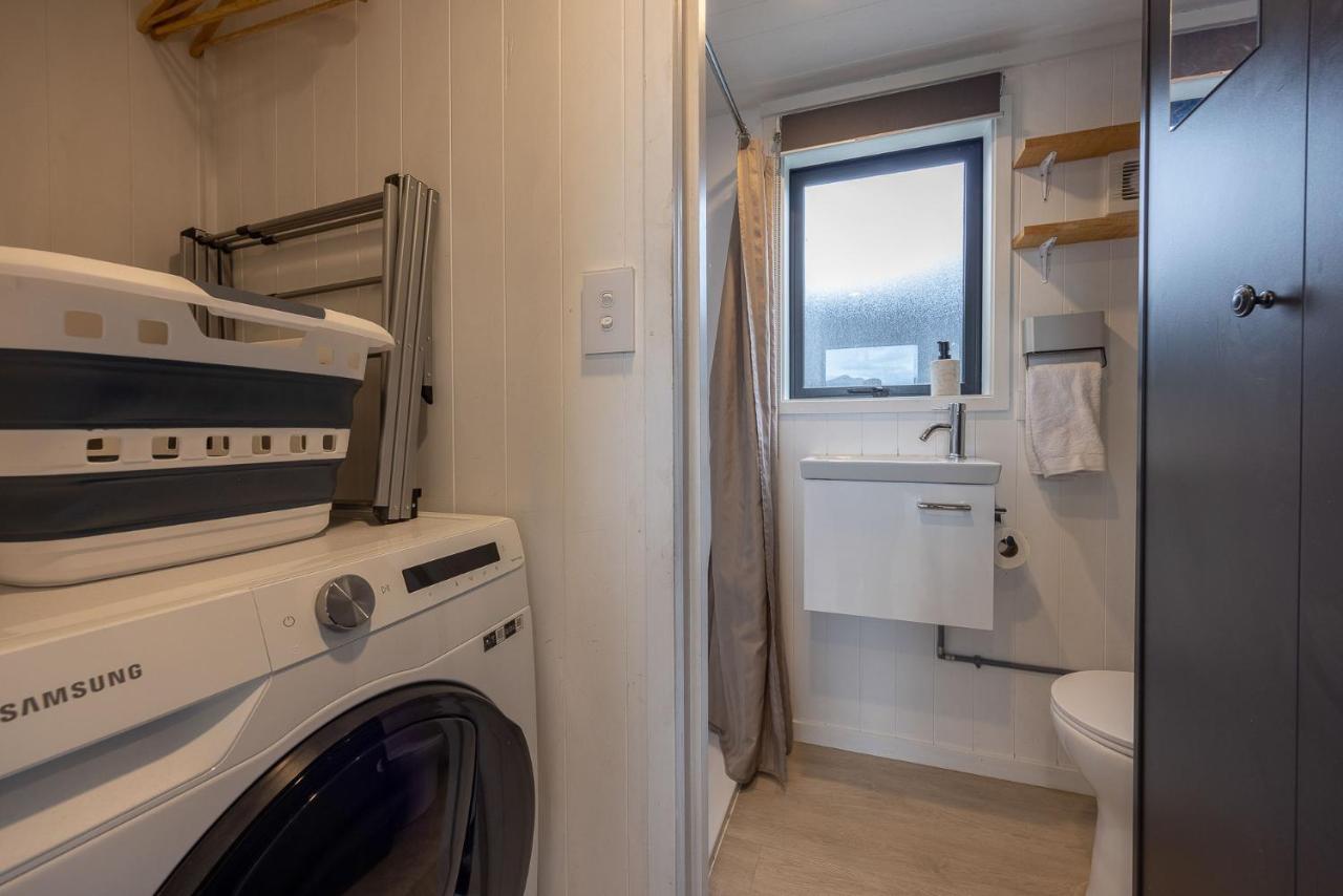 Apartamento Tiny House With Mountain Views, Indoor And Outdoor Fire, Private Courtyard Garden Wanaka Exterior foto